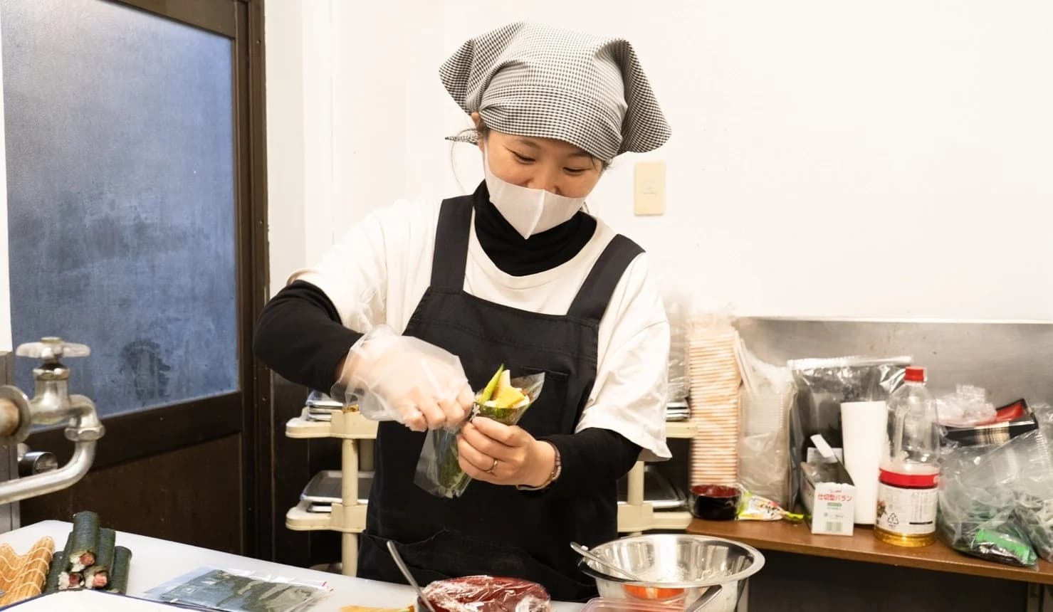 開店に向けて試作品を考案中
